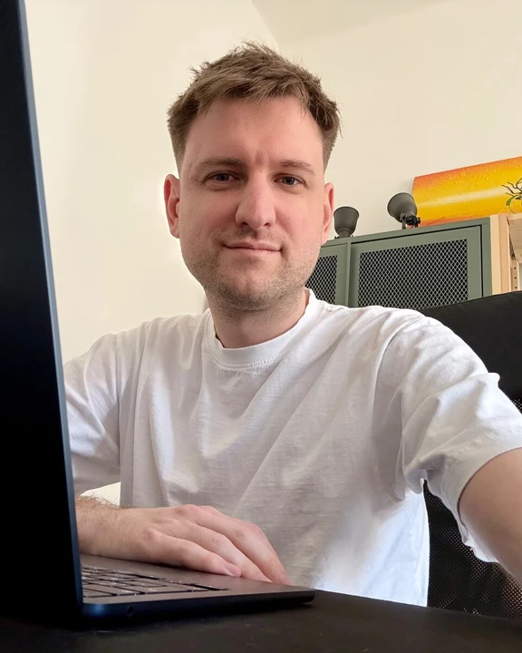 Marek Andrášik u notebooku při práci na auditu aplikace